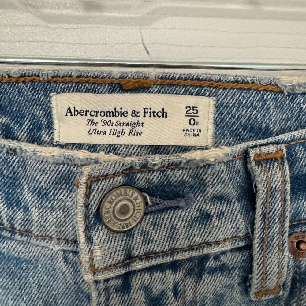 ABERCROMBIE & FITCH Ultra High Rise 90s Straight Jeans Light With Vent Hem 25 - Picture 8 of 8